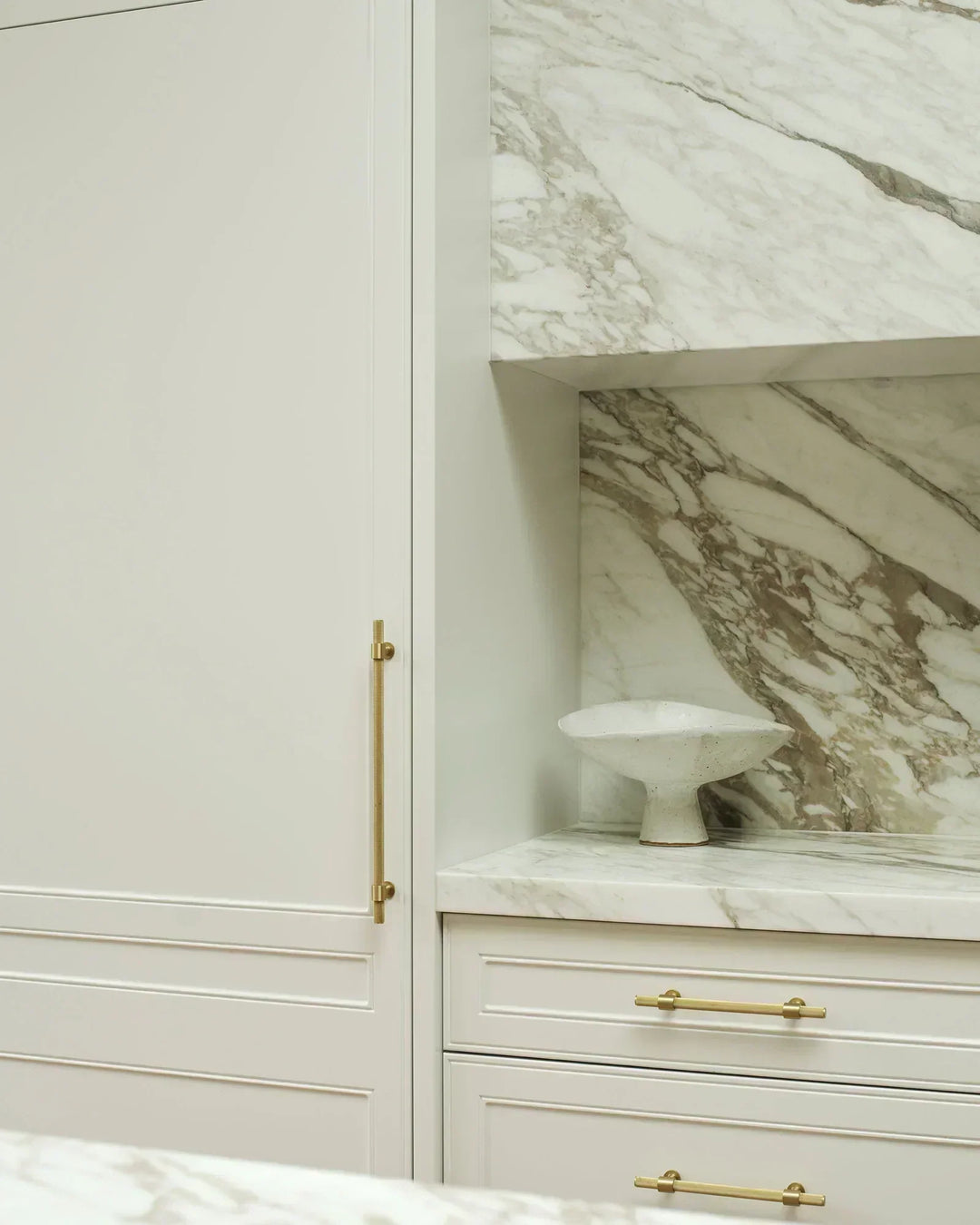 Stunning kitchen designed by Felton Studio featuring Momo Handles Belgravia Knurled Pulls in Brushed Satin Brass