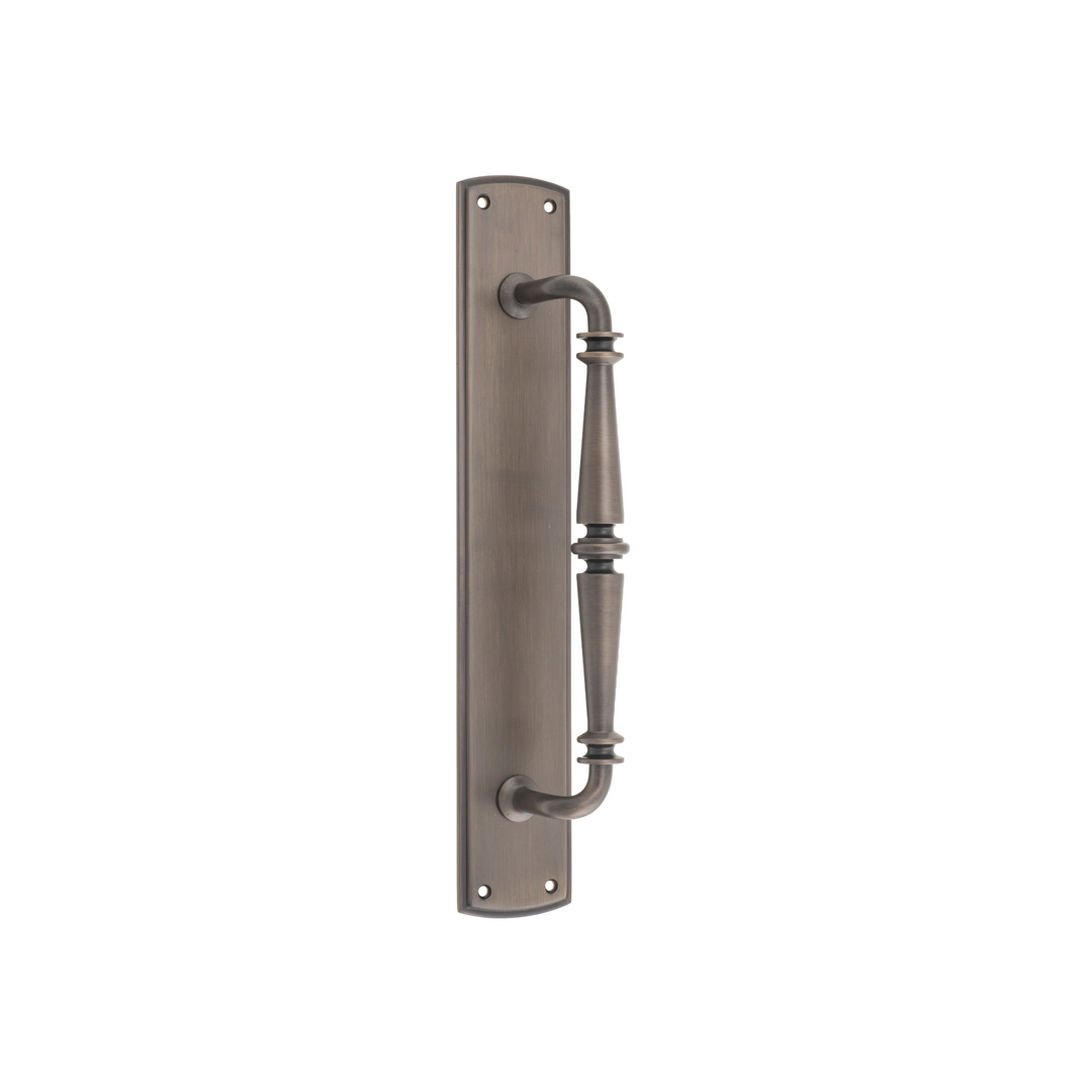Sarlat Pull Handle on Backplate Signature Brass
